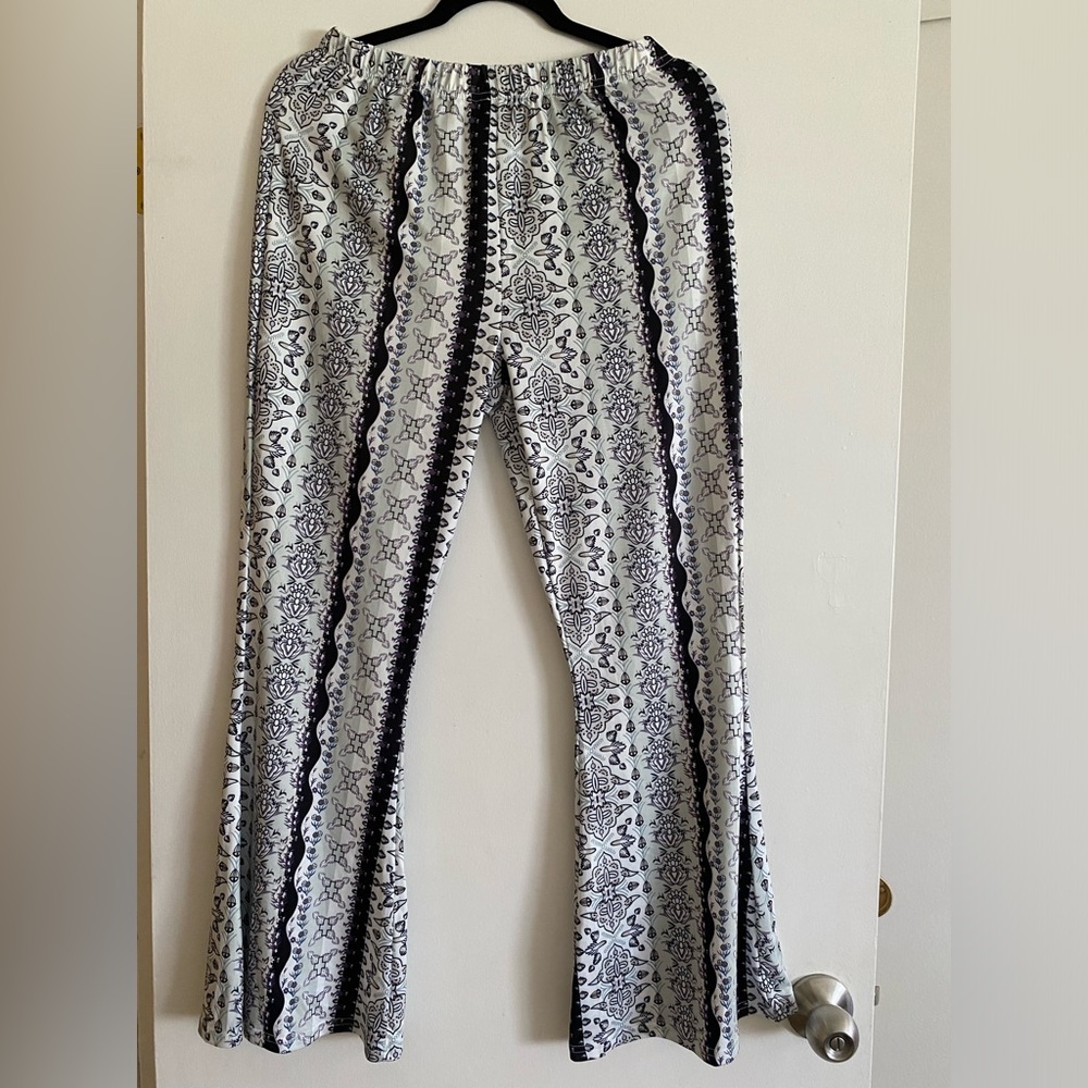 Floral print high waist leggings, bodycon, Wide leg stretchy leggings.
